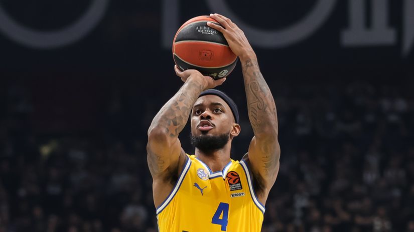 Lorenzo Braun standing on the basketball court during a game